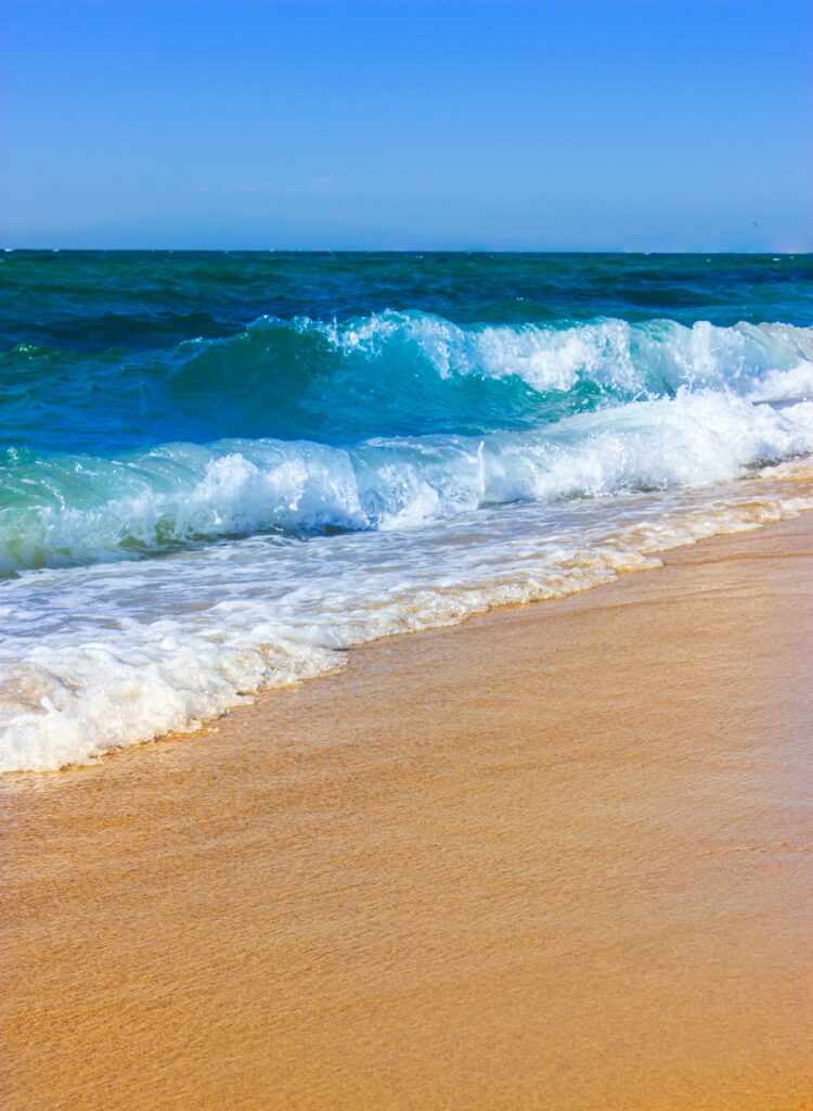 Waves hitting the beach to signify making a splash in your business